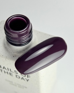 NAILSOFTHEDAY Color of the Month January 2026 Midnight - śliwkowy lakier hybrydowy, 10 ml